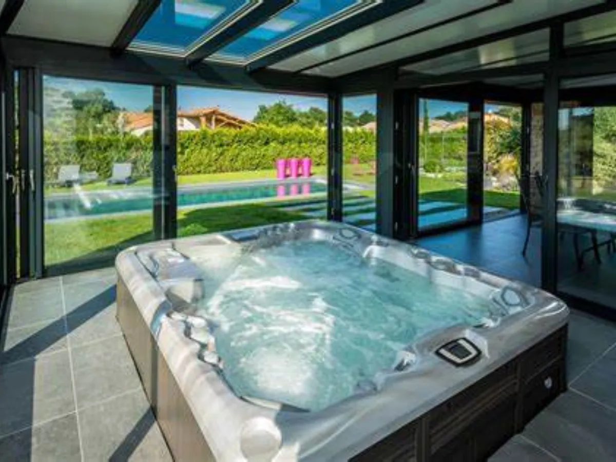 Véranda dans un spa : élégance, bien-être et confort réunis