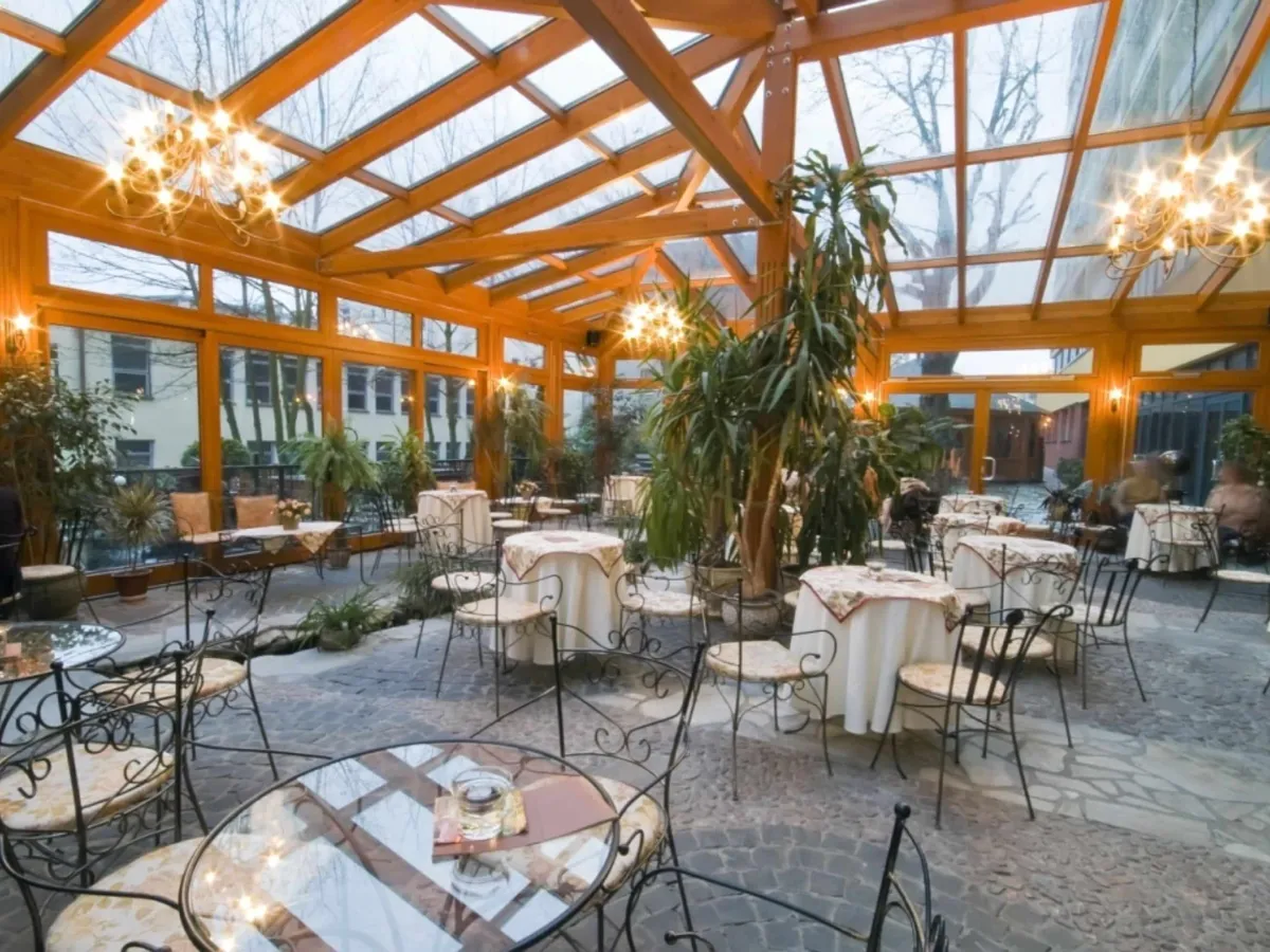 Véranda pour restaurant : sublimez l’expérience client avec un espace lumineux et convivial