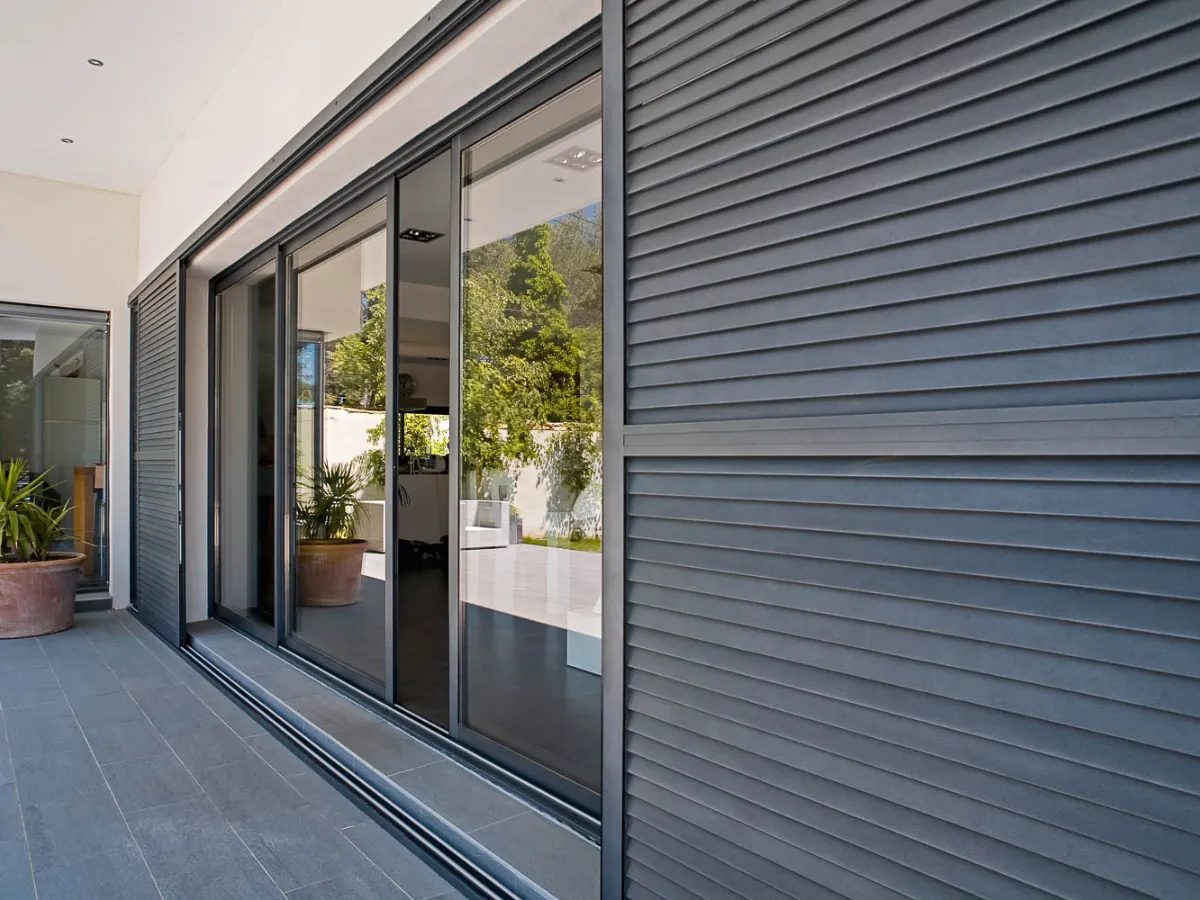 Véranda aluminium avec grandes baies coulissantes