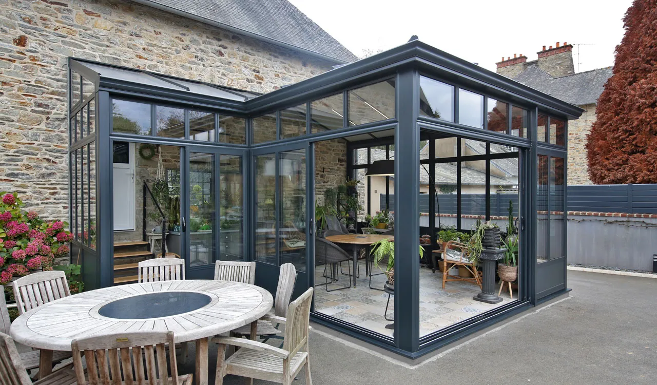 Véranda aluminium ouverte sur une terrasse