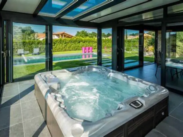 Véranda piscine, spa ou jacuzzi sous véranda